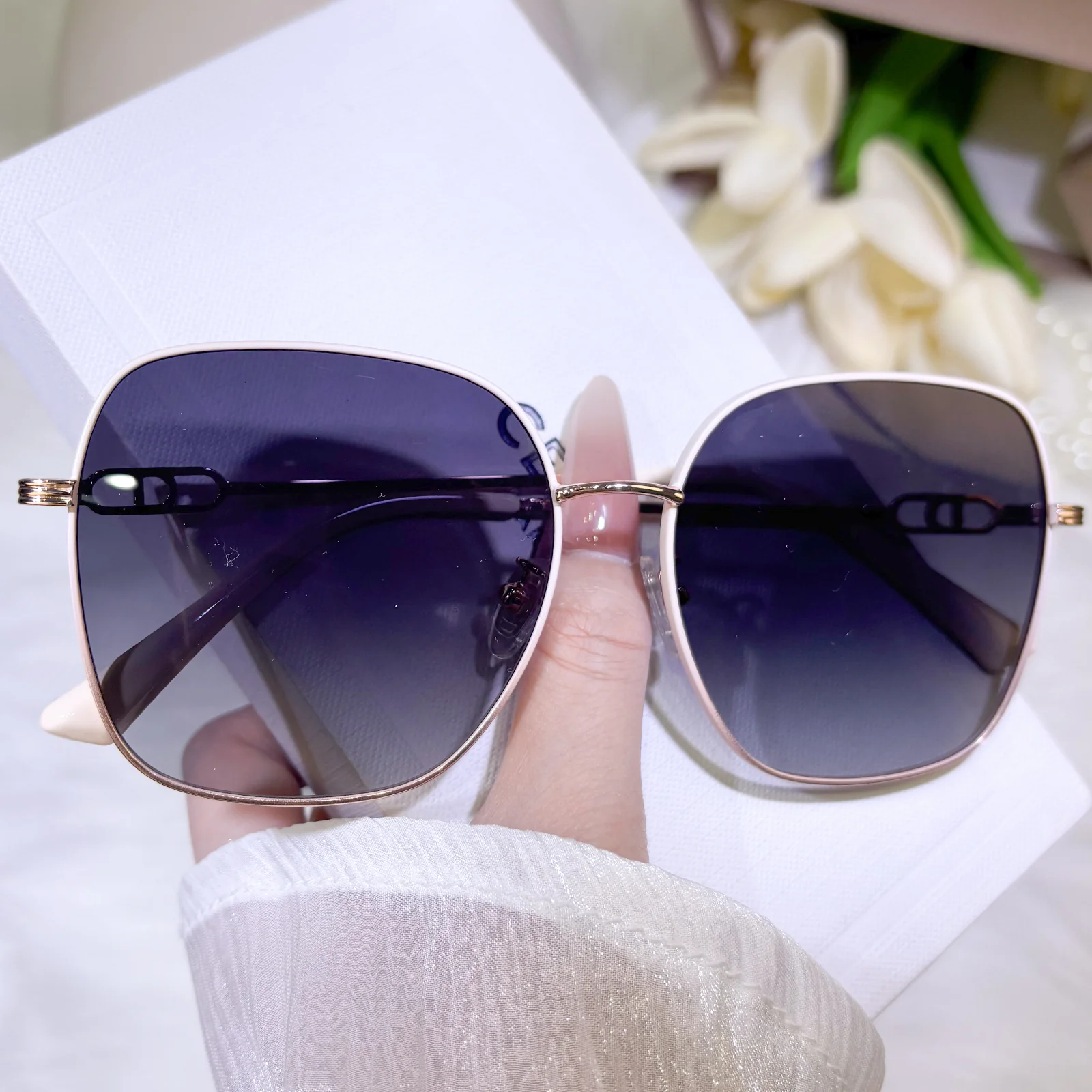 Elvire Sunglasses - Image 2