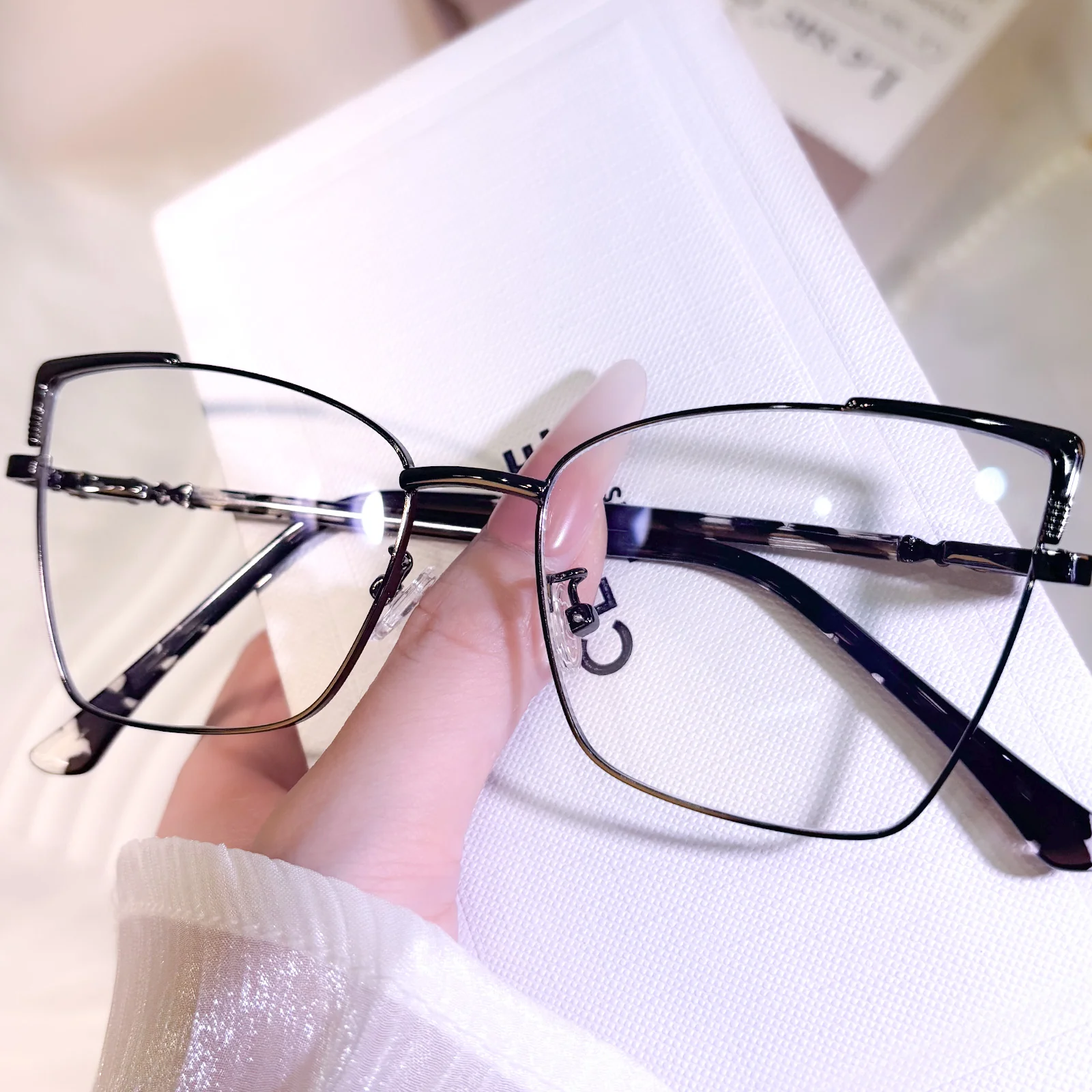 Noor Eyeglasses - Image 3