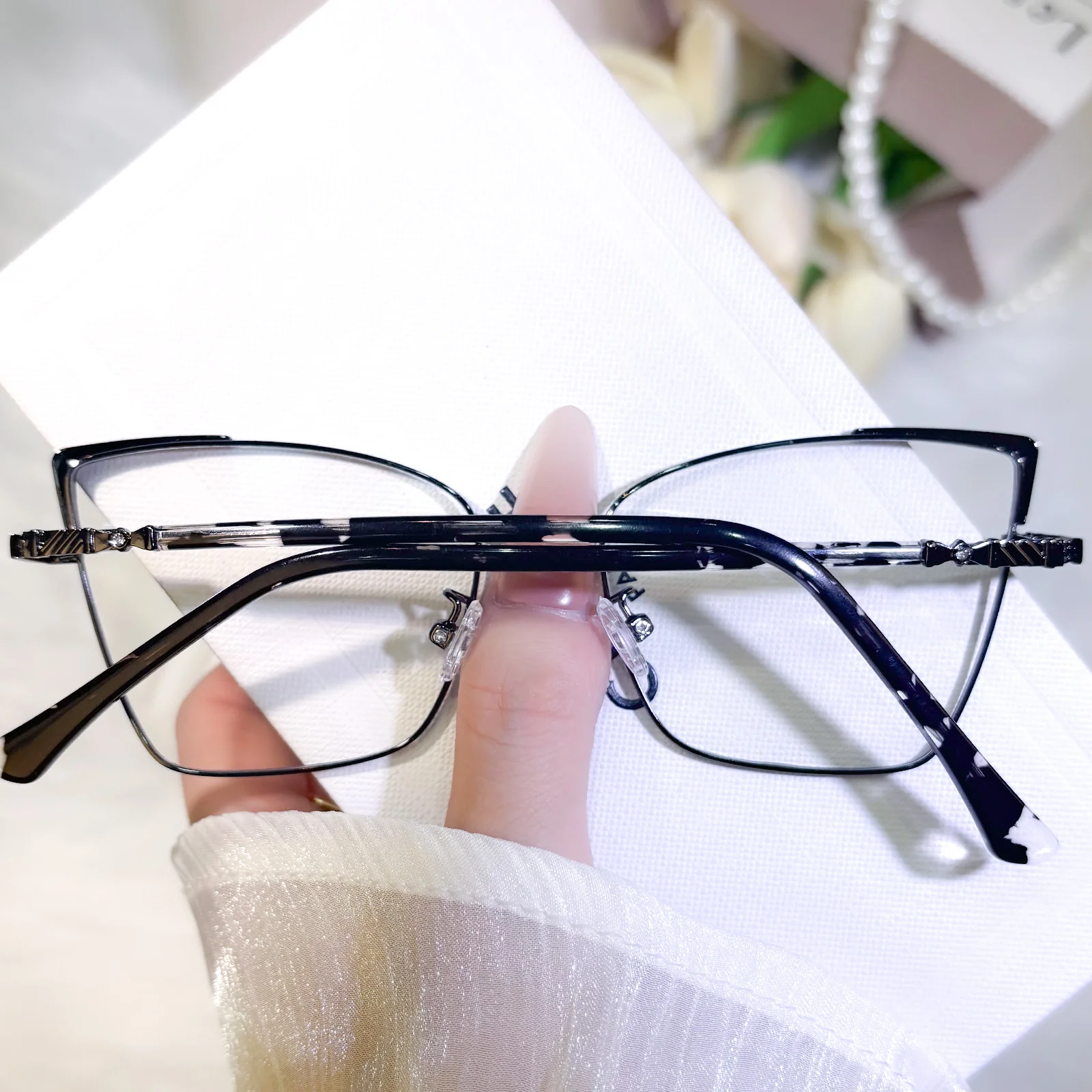 Noor Eyeglasses - Image 4