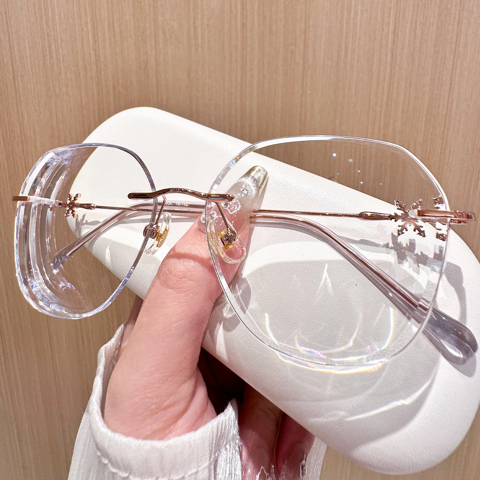 Snowy Eyeglasses - Image 3